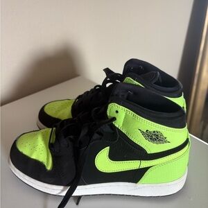 Nike Kids Neon Green and Black Sneakers